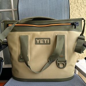 YETI Hopper Soft Sided Cooler. Looks brand new! Perfect for beach/boating.